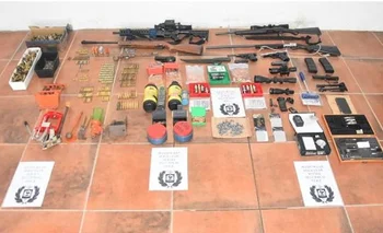 Parte del armamento incautado al hombre detenido por violencia doméstica en Rocha