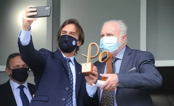 Luis Lacalle Pou y Ricardo Pascale en celebración por el 15.° aniversario del Instituto Pasteur de Montevideo el martes 21 de diciembre de 2021