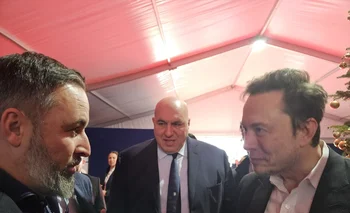 Santiago Abascal conversa con Elon Musk en el marco evento anual de Hermanos de Italia.
