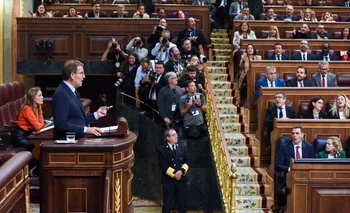 El presidente del PP, Alberto Núñez Feijóo, interviene durante la primera sesión del debate de investidura de Pedro Sánchez como presidente de Gobierno.