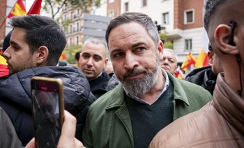 El líder de VOX, Santiago Abascal, durante una concentración frente a las sede del PSOE.