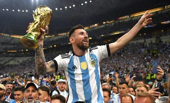 Messi levanta la Copa del Mundo en Qatar