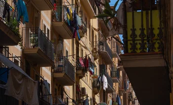 Fachada de un edificio de viviendas en Barcelona, Cataluña (España)..