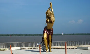 La estatua de la cantante colombiana, en la que luce su característico pase de baile.