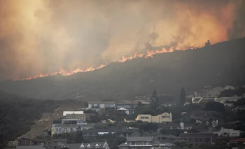 Los incendios, muchos de ellos alimentados por condiciones más secas y calientes causadas por el cambio climático, resultaron "incontrolables" .