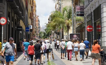 Gente paseando por la Calle Castillo.
