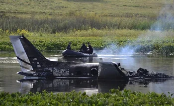 Armada trabaja para recuperar los cuerpos de las víctimas del accidente aéreo en Laguna del Sauce (Punta del Este)