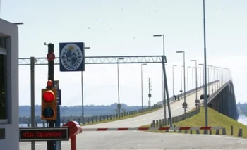 El cruce de Uruguay a Argentina por el puente internacional Gral. San Martín este viernes generó una fila de 8,5 kms de vehículos