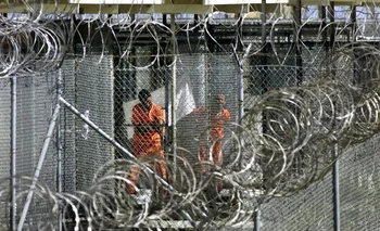 Archivo, 2014. Varios presos supuestamente relacionados con la red terrorista de Al Qaeda en la prisión de Guantánamo