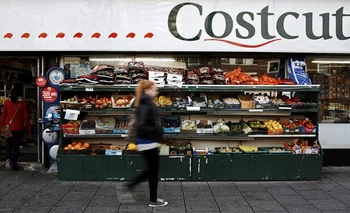 Mujer camina frente a un supermercado en Londrés