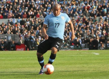 Egidio Arévalo Ríos en un partido de la selección uruguaya