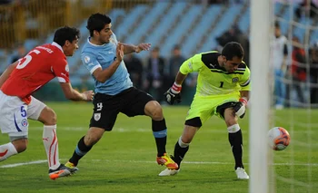 Suárez frente a Chile en 2011