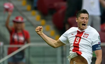 El ariete polaco marcó tres goles en la goleada ante Georgia en Varsovia<br>
