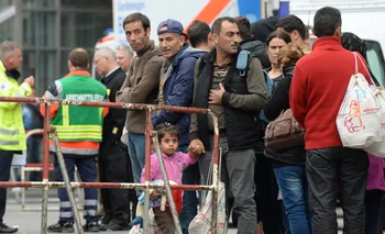 Refugiados esperan por un chequeo médico tras arribar a Múnich en tren desde Hungría<div id="__if72ru4sdfsdfruh7fewui_once" style="display:none;"></div><div id="__zsc_once"></div>