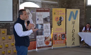 Alejandro Evia durante su exposición en el Local Bequeló, en Mercedes, Soriano.<br>