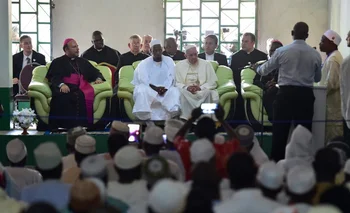     <p>El papa Francisco y el imán Tidani Moussa Nalbi en la mezquita.</p>  