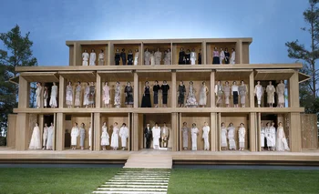 Chanel presentó en el "jardín zen" sus clásicos diseños, realizados con materiales naturales