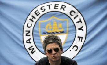 Noel Gallagher delante de la bandera del club de sus amores