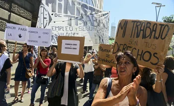 Trabajadores manifiestan contra Macri y el ajusta tarifario. AFP