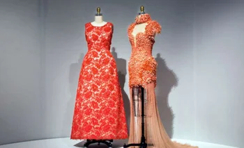 Un vestido hecho a mano de 1963 junto a un diseño de 2012 que combina artesanía y maquinaria