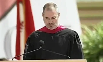 Steve Jobs en su recordado discurso en la Universidad de Stanford. <br>