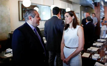 Foto de archivo de 2016. A la derecha, Pauline Davies, cónsul de Uruguay en Washington, junto al agregado comercial de Uruguay en Estados Unidos, Julio Tealdiy-