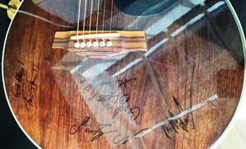 La guitarra firmada por Rihanna luego del concierto del día 28 de julio en Colonia, Alemania<br>