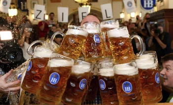 Matthias Voelkl se dispone a cargar con 29 jarras de cerveza para batir el récord mundial de la categoría, Múnich