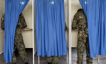 Soldados de Azerbaijan votan en el referendum que podría darle más poder al presidente, Ilham Aliyev