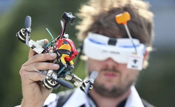 El piloto de dron Eric Thomson se prepara para una carrera mientras usa unos lentes de realidad virtual, Alemania