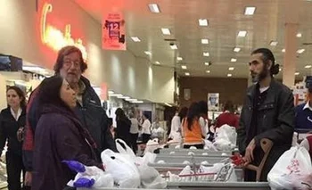 Fotografía divulgada en redes sociales de la compra de Irma Leites y Jihad Diyab en Tienda Inglesa<br>
