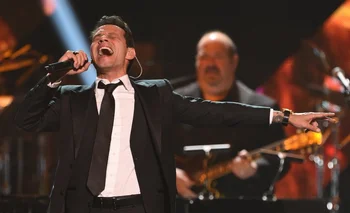Marc Anthony cantando en su homenaje a Persona del Año en Latin Grammys.
