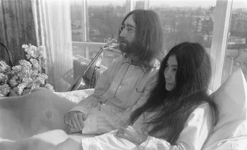 John Lennon y Yoko Ono durante su protesta <i>Bed In for Peace </i>en Ámsterdam<br>