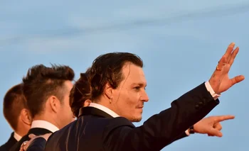 US actor Johnny Depp waves to fans as he arrives for the screening of the movie "Black Mass" presented out of competition at the 72nd Venice International Film Festival on September 4, 2015 at Venice Lido.     AFP PHOTO / GIUSEPPE CACACE