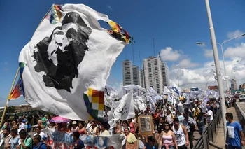 Miembros de la zona de Tupac Amaru y otras organizaciones bloquean el puente Pueyrredón en Buenos Aires, en el marco de una protesta por el arresto de Milagro Sala.