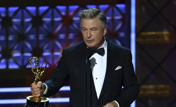 Alec Baldwin recibe el Emmy a Mejor actor de reparto en comedia 2017