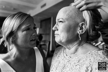 El estadounidense David Clumpner retrató el momento en el que a la madre de la novia - que padece cáncer de mama - le colocan una peluca para la ceremonia