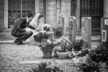 El fotógrafo italiano Fabio Mirulla capturó a una novia llorando ante una tumba, consolada por su esposo