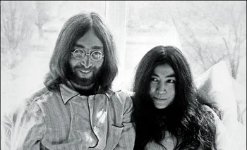 Lennon junto Yoko Ono en el Hotel Hilton de Ámsterdam en 1969 <br>