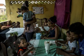 Niños almuerzan en un comedor gratuito en un barrio pobre de La Guaira.<br>