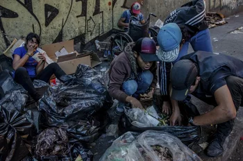 Familias rescatan restos de comida de bolsas de basura