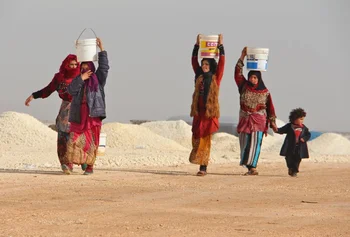 Mujeres sirias que huyeron de bombardeos (archivo)