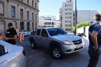 <b>Camioneta en que llegó Balcedo a Juzgado de Crimen Organizado en Montevideo</b>