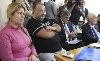 Paola Fiege y Marcelo Balcedo en una de las audiencias junto a sus exabogados Alejandro Balbi y Víctor Della Valle 