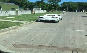 Las imágenes de una Ferrari 458 Spider que circulaba en una zona de viviendas precarias de Malvín Norte se viralizaron rápidamente en las redes sociales