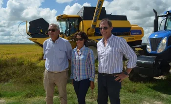 Enzo Benech, Graciela Pereira y Alfredo Lago durante la inauguración de la cosecha de arroz