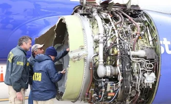 This photo obtained April 18, 2018 courtesy of the National Transportation Safety Board shows NTSB investigators on scene examining damage to the engine of the Southwest Airlines plane on April 17, 2018. Catastrophic engine failure on a Southwest Airlines flight from New York to Dallas killed a mother-of-two and forced an emergency landing April 17, 2018, the first fatal incident in US commercial aviation for nearly a decade.The Boeing 737-700 took off without incident but minutes into the flight, passengers heard an explosion in the left engine, which sent shrapnel flying through the window, shattering the glass and leading oxygen masks to drop, witnesses said. - RESTRICTED TO EDITORIAL USE - MANDATORY CREDIT "AFP PHOTO / NATIONAL TRANSPORTATION SAFETY BOARD/HANDOUT" - NO MARKETING NO ADVERTISING CAMPAIGNS - DISTRIBUTED AS A SERVICE TO CLIENTS / AFP / National Transportation Safety Board / Handout / RESTRICTED TO EDITORIAL USE - MANDATORY CREDIT "AFP PHOTO / NATIONAL TRANSPORTATION SAFETY BOARD/HANDOUT" - NO MARKETING NO ADVERTISING CAMPAIGNS - DISTRIBUTED AS A SERVICE TO CLIENTS