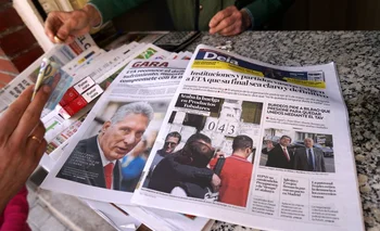 Diario en un quiosco de Portugalete muestra en la portada la declaración del grupo separatista vasco ETA