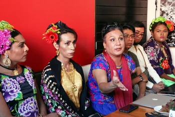 Un grupo de muxes en conferencia de prensa en Oaxaca